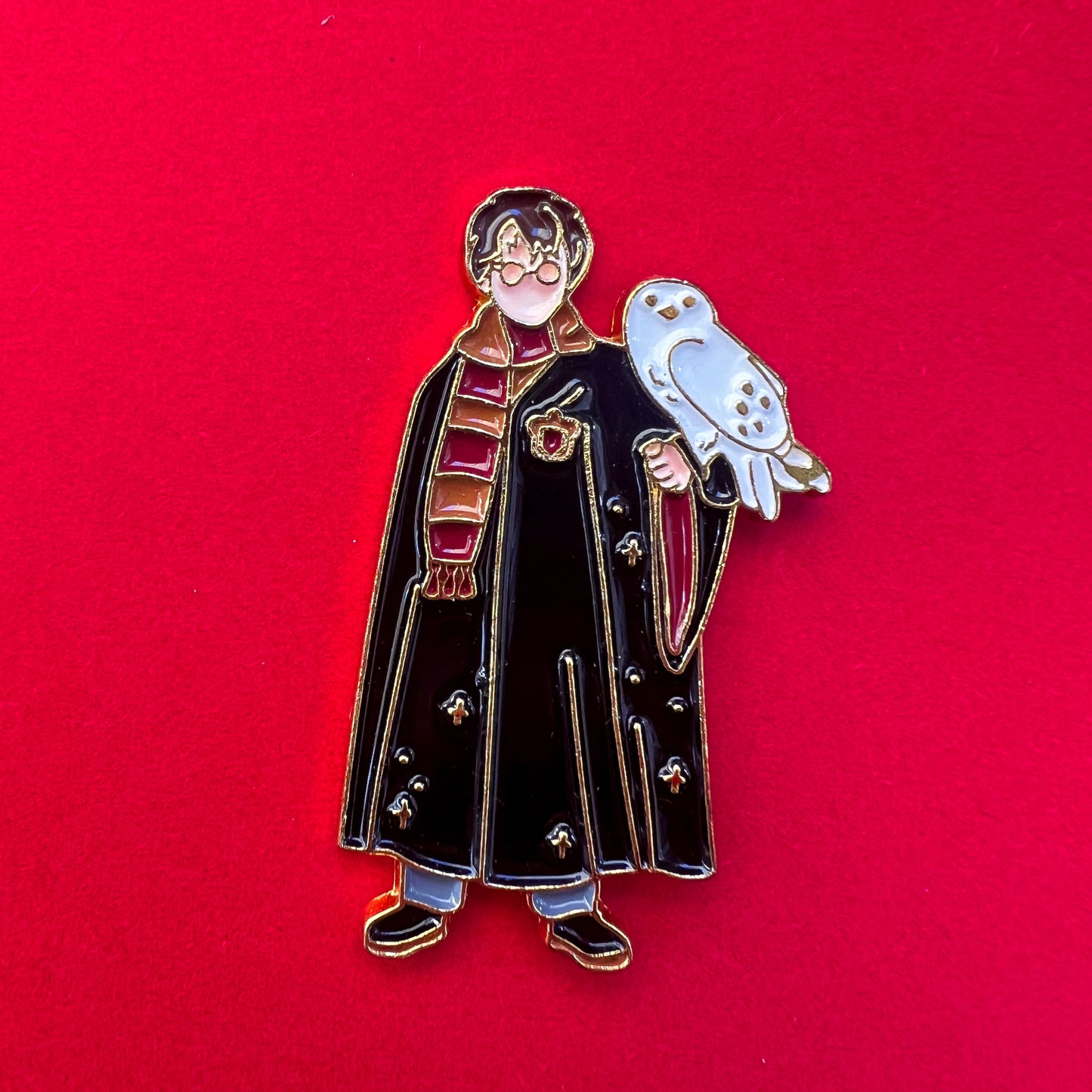 Pin de Harry: silueta con ropa detallada y gafas redondas.