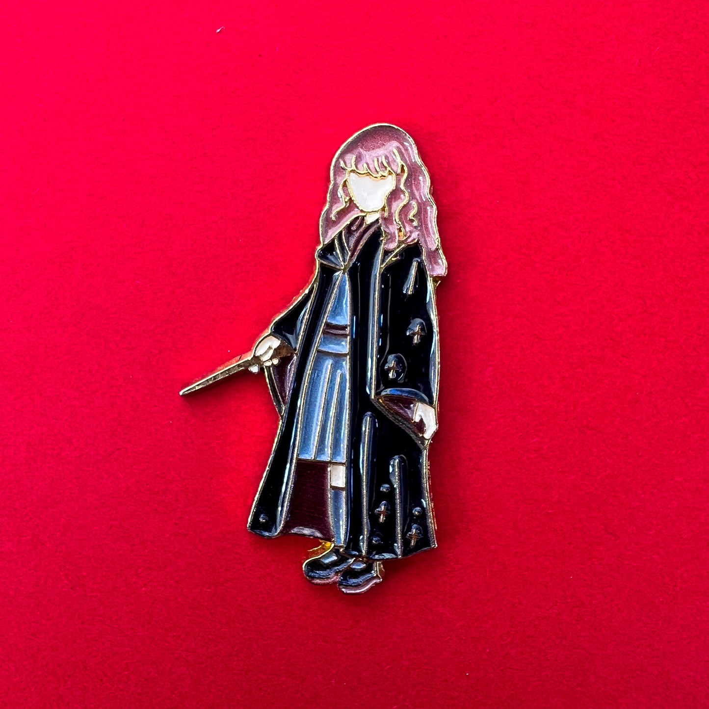 Pin de Hermione: silueta con uniforme de Hogwarts