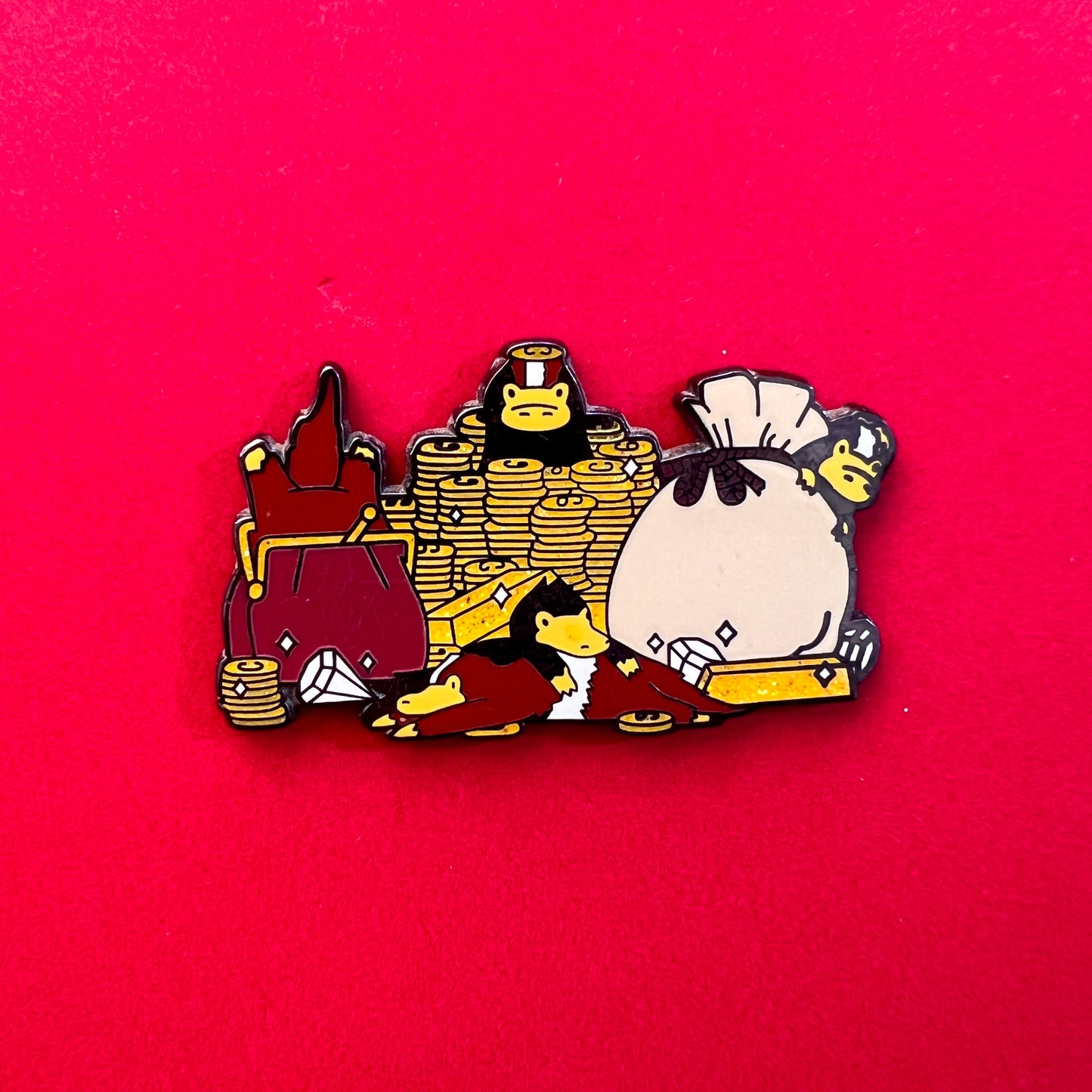 Pin de un escarbato travieso rodeado de oro robado