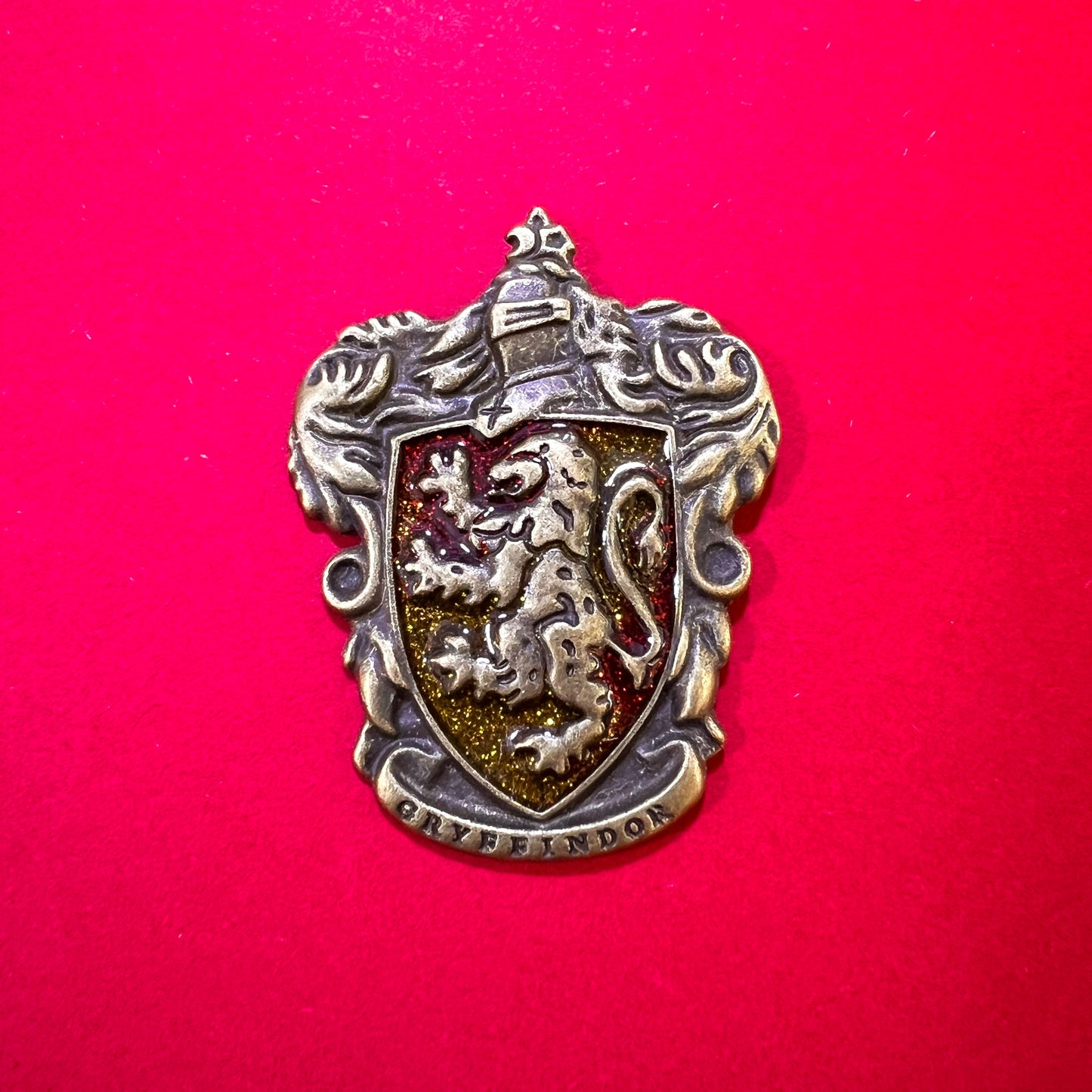 Pin metálico de la insignia de la casa Gryffindor, del universo de Harry Potter