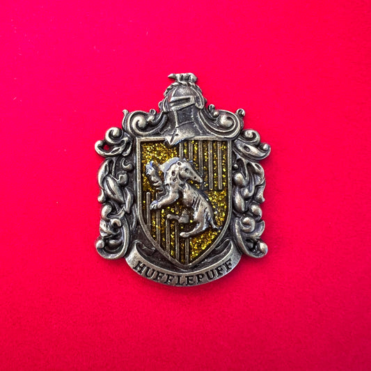 Pin metálico de la insignia de la casa Hufflepuff, del universo de Harry Potter