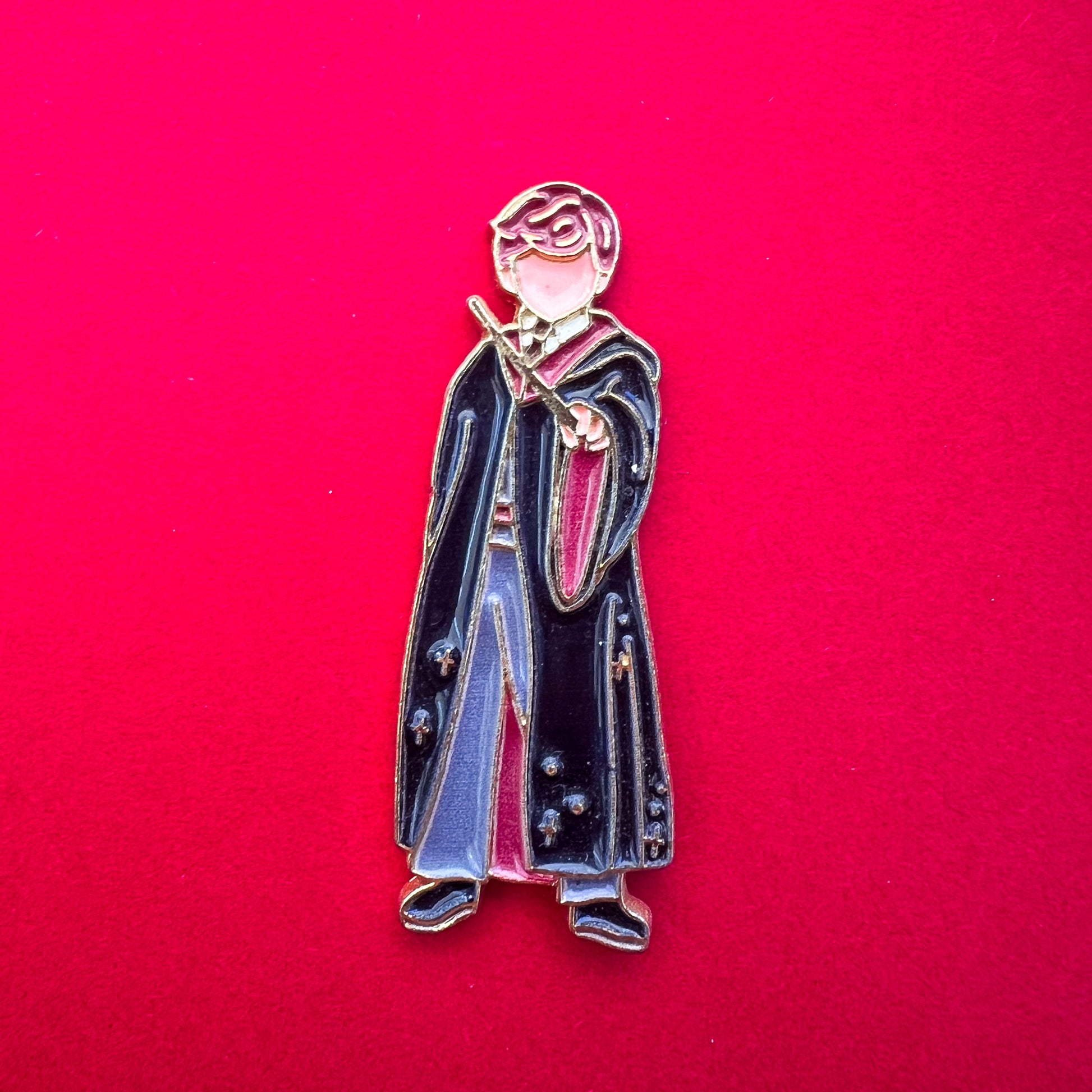 Pin de Ron: silueta con suéter tejido y uniforme