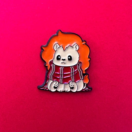Pin de Gryffindor: león tierno con bufanda roja y dorada. ¡Perfecto para fans valientes y nobles!