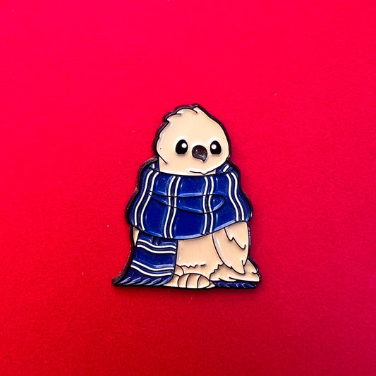 Pin de Ravenclaw: águila dulce con bufanda azul y bronce. ¡Perfecto para amantes de la sabiduría!
