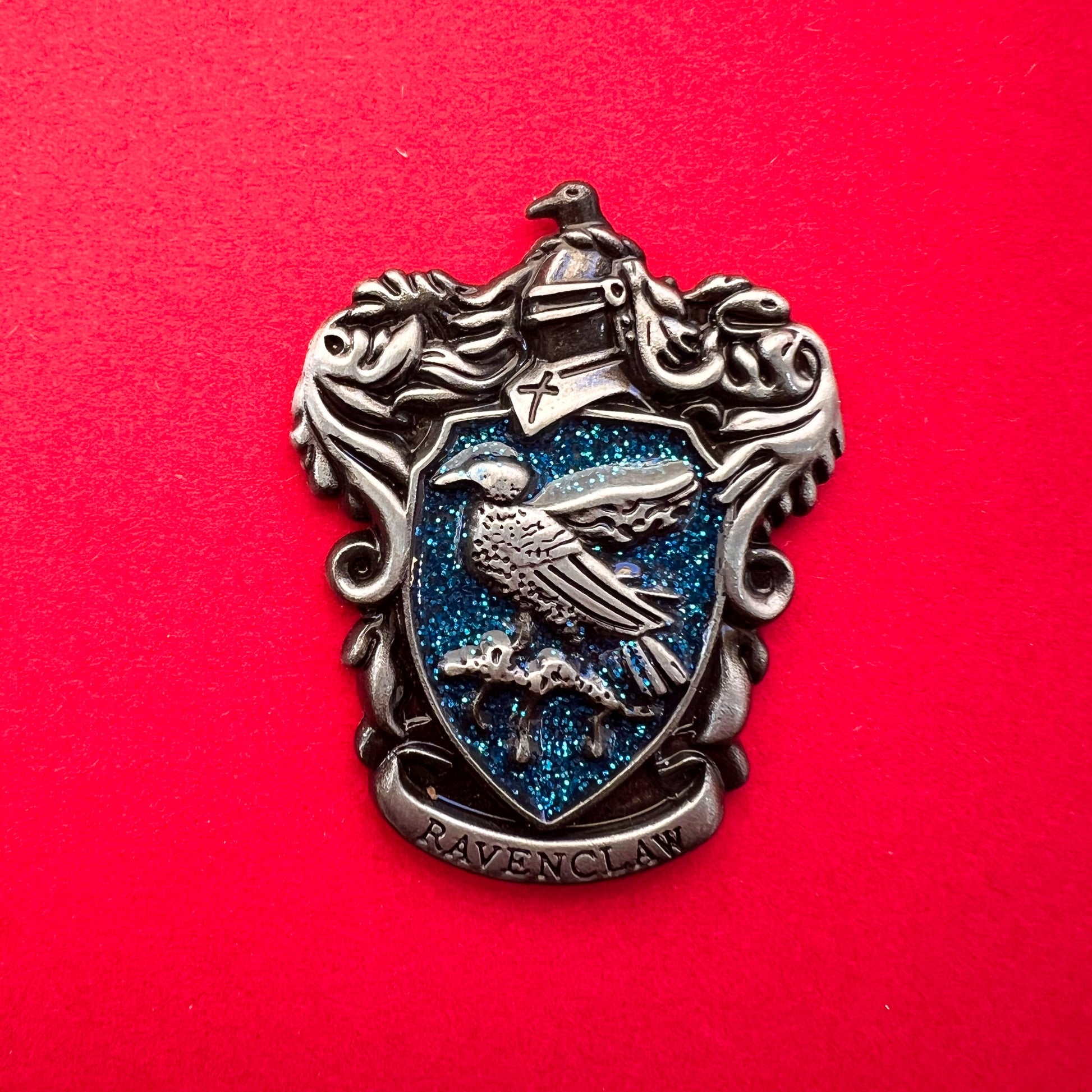 Pin metálico de la insignia de la casa Ravenclaw, del universo de Harry Potter