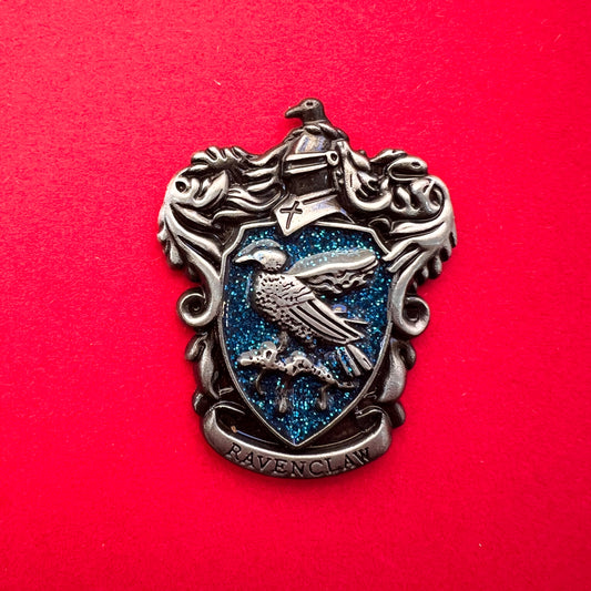 Pin metálico de la insignia de la casa Ravenclaw, del universo de Harry Potter