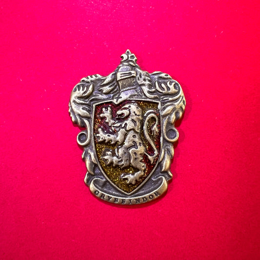 Pin metálico de la insignia de la casa Gryffindor, del universo de Harry Potter